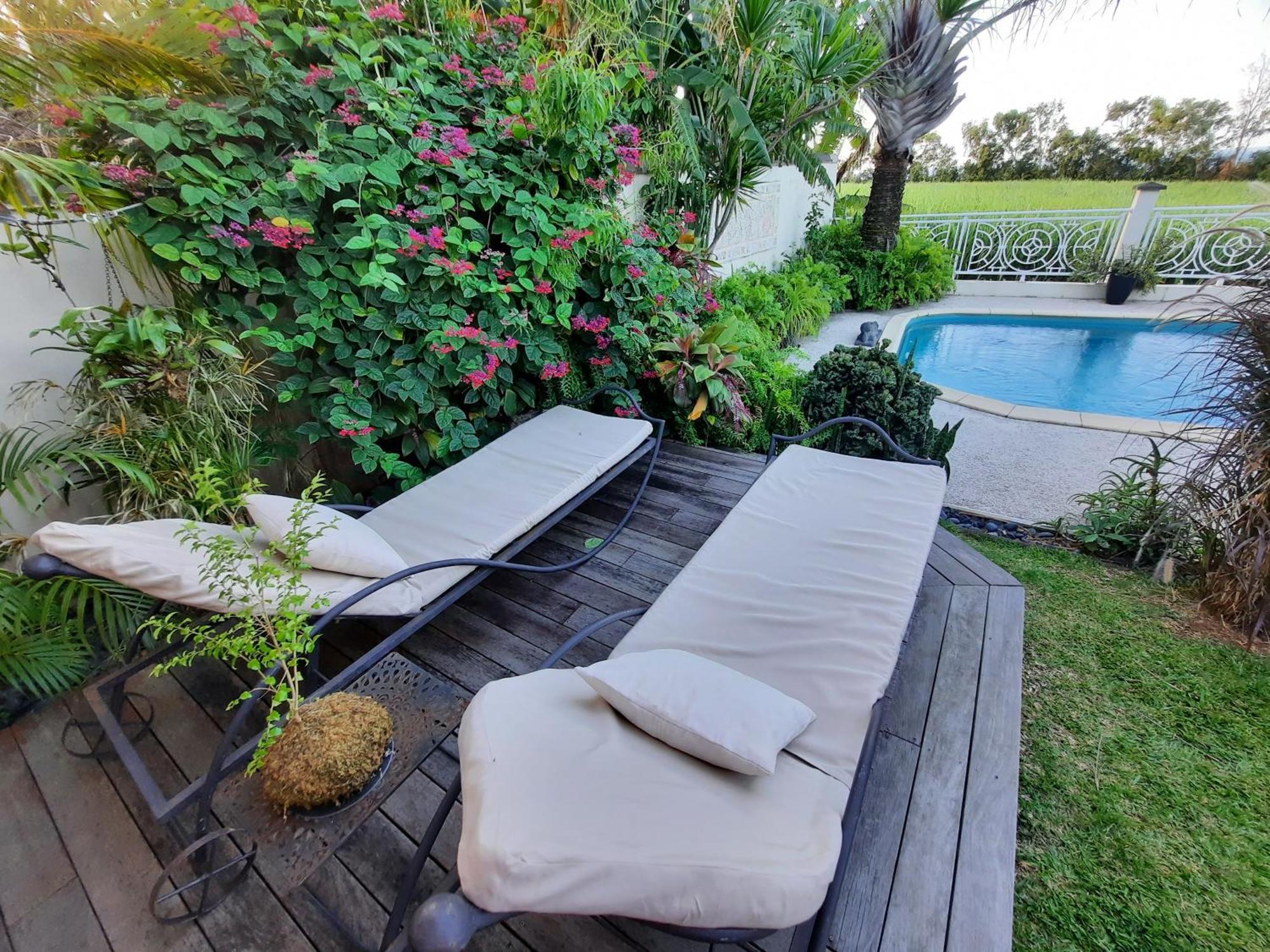 Jolie Maisonnette, Piscine, Jacuzzi Sainte-Suzanne Extérieur photo