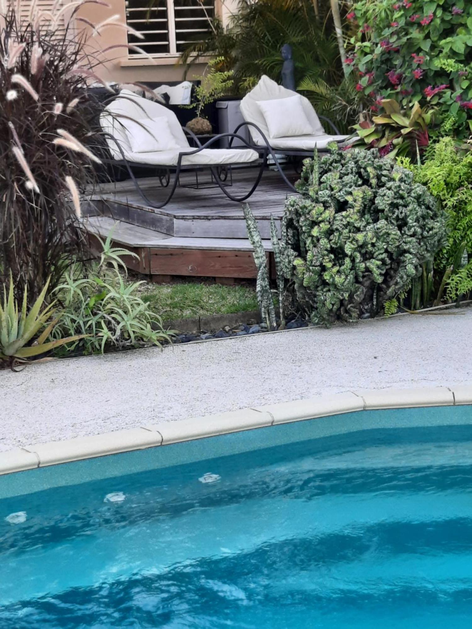 Jolie Maisonnette, Piscine, Jacuzzi Sainte-Suzanne Extérieur photo